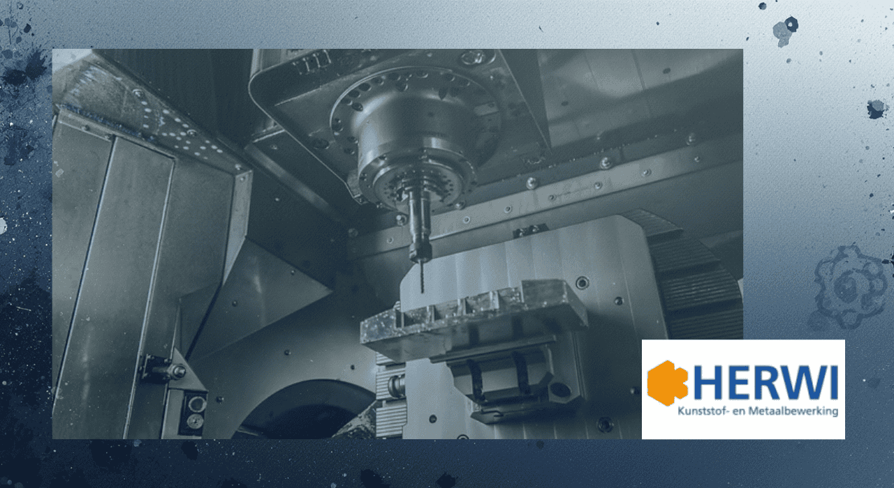 CNC-freesmachine in een moderne productieomgeving met het logo van HERWI Kunststof- en Metaalbewerking.