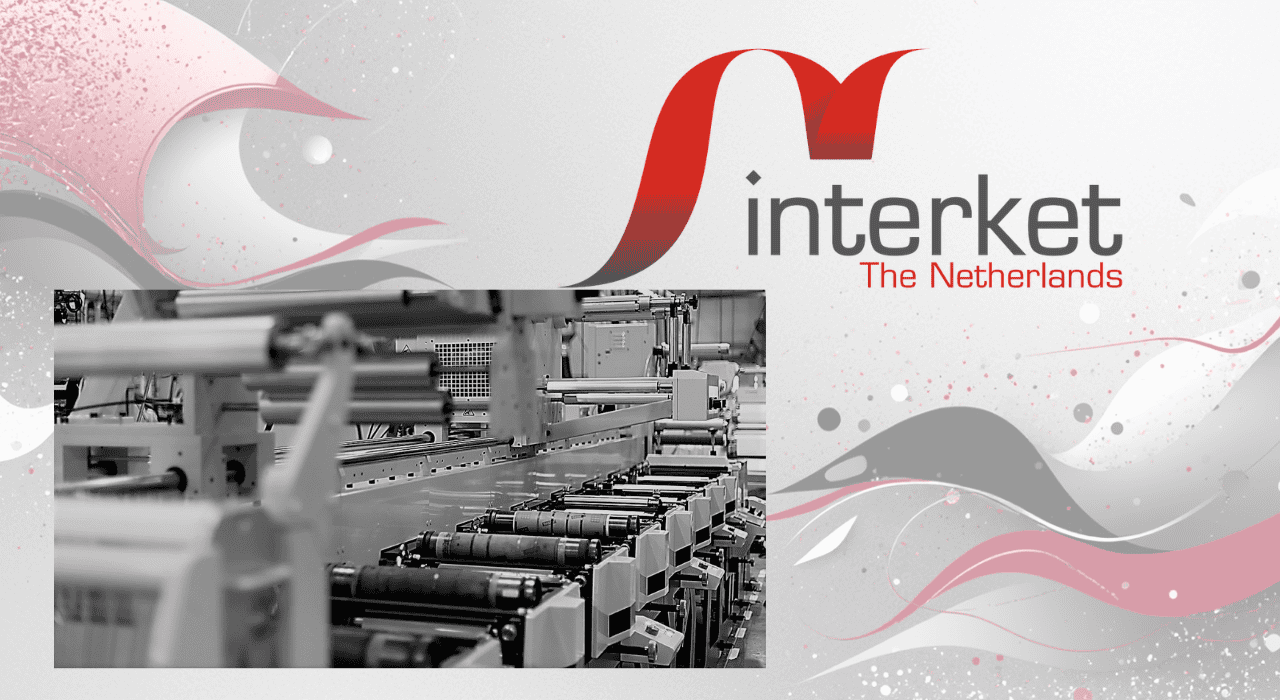 Industriële productielijn met het logo van Interket The Netherlands.
